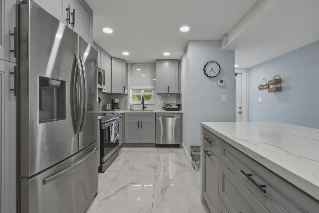 9823 S Hollybrook Lake Drive Pembroke Pines FL 33025