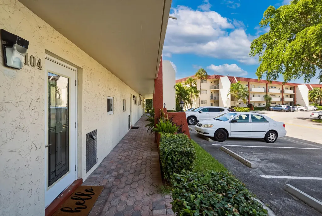 9823 S Hollybrook Lake Drive Pembroke Pines FL 33025