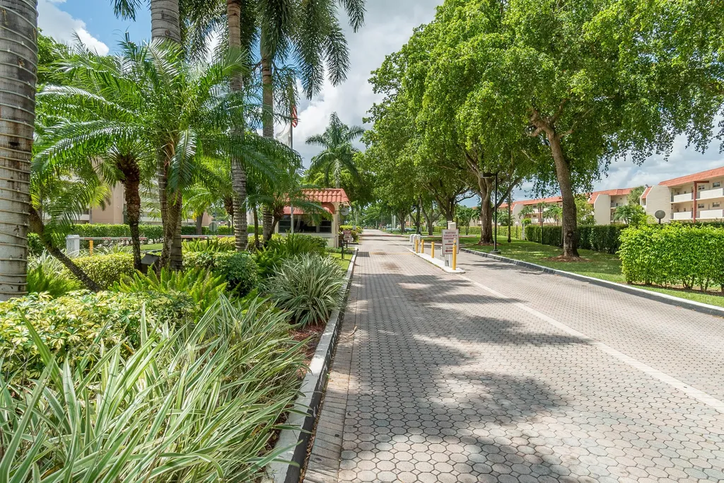 9823 S Hollybrook Lake Drive Pembroke Pines FL 33025