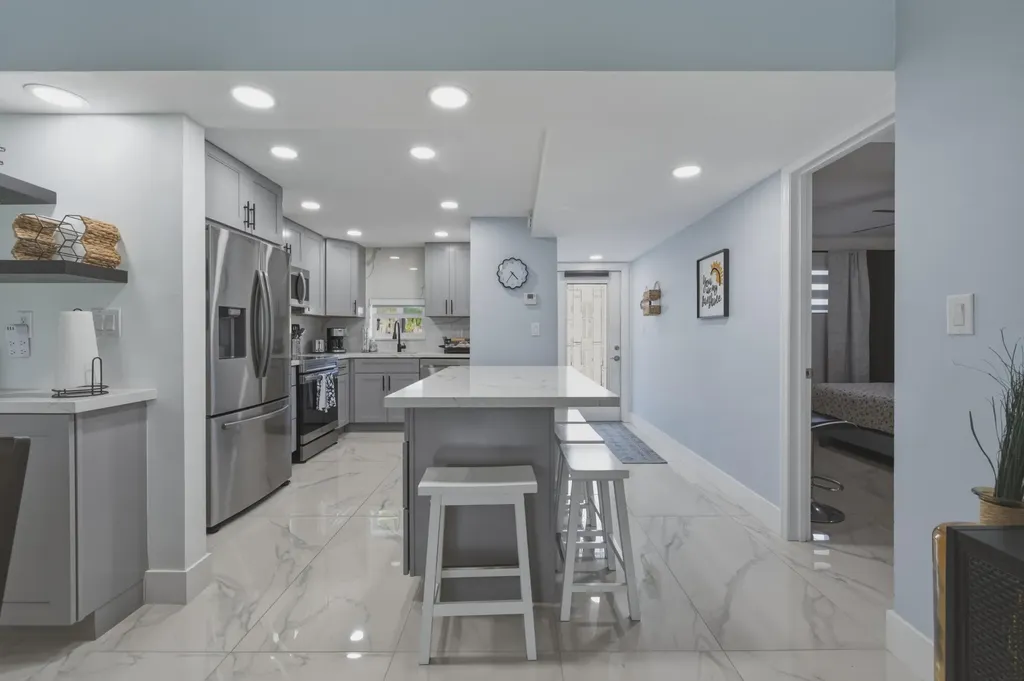9823 S Hollybrook Lake Drive Pembroke Pines FL 33025