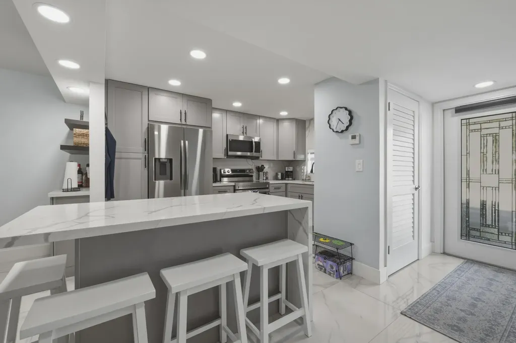 9823 S Hollybrook Lake Drive Pembroke Pines FL 33025