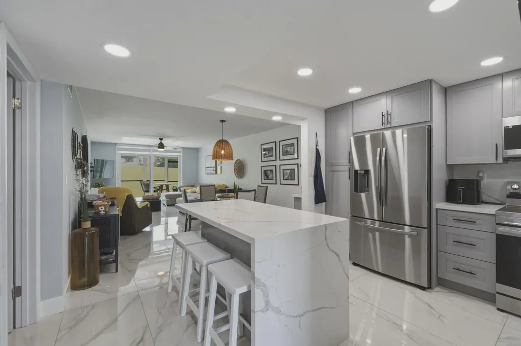 9823 S Hollybrook Lake Drive Pembroke Pines FL 33025