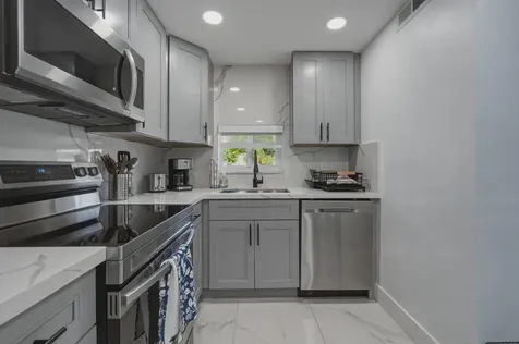 9823 S Hollybrook Lake Drive Pembroke Pines FL 33025