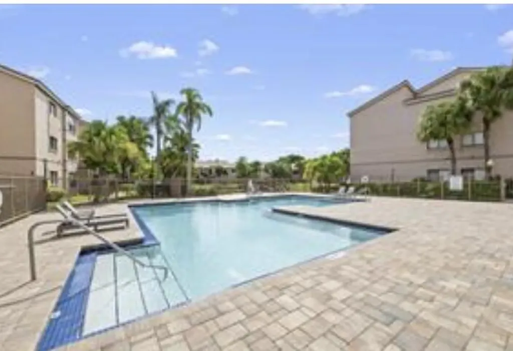 2986 S University Drive Davie FL 33328