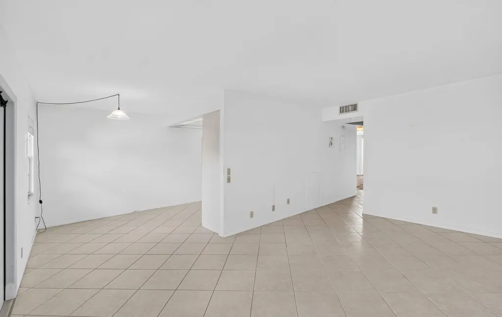 4039 Hythe C Boca Raton FL 33434