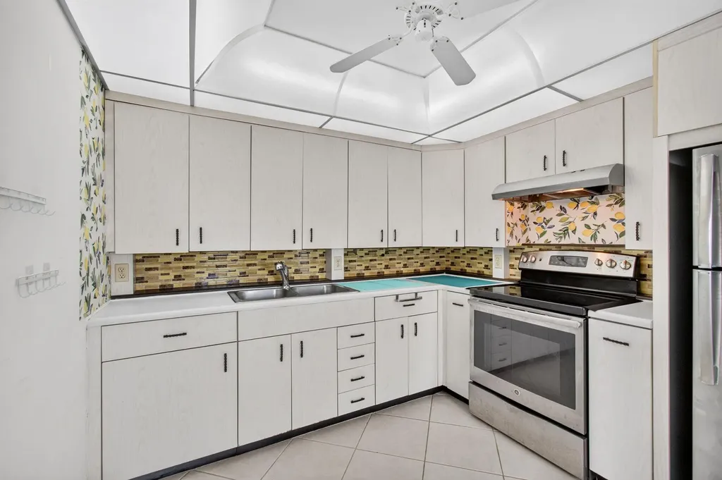 4039 Hythe C Boca Raton FL 33434