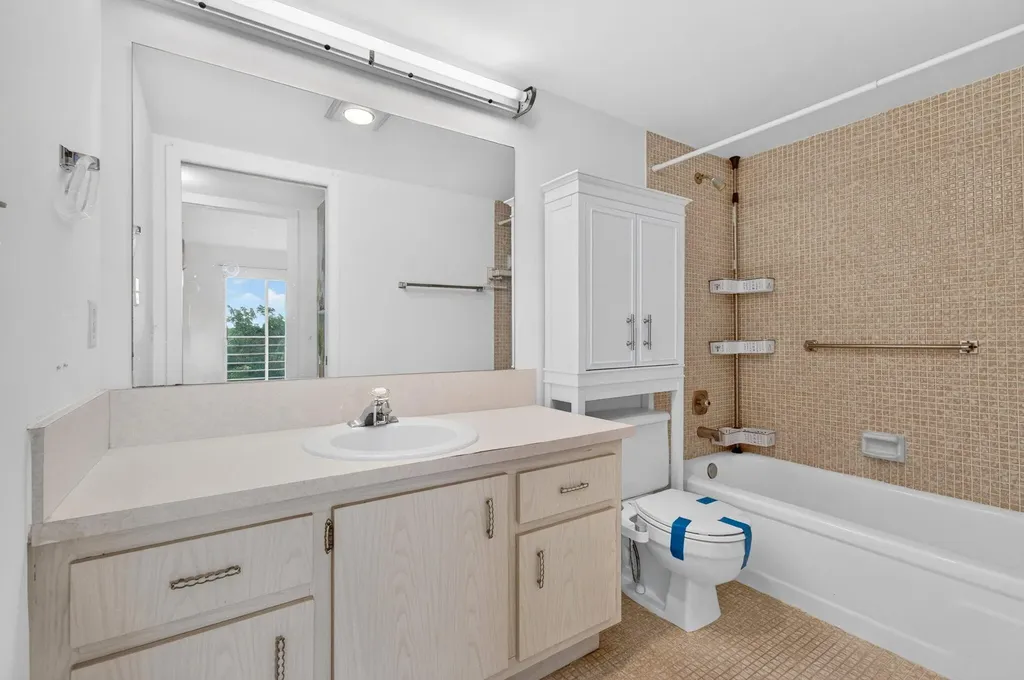 4039 Hythe C Boca Raton FL 33434