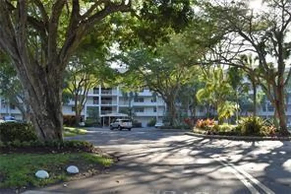 565 Oaks Lane Pompano Beach FL 33069