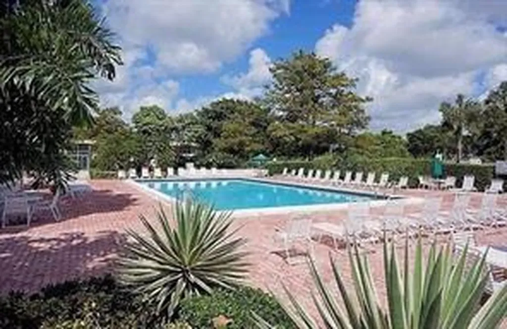 565 Oaks Lane Pompano Beach FL 33069