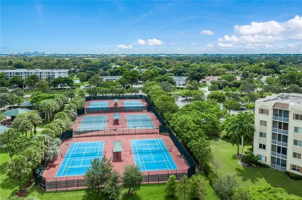 565 Oaks Lane Pompano Beach FL 33069