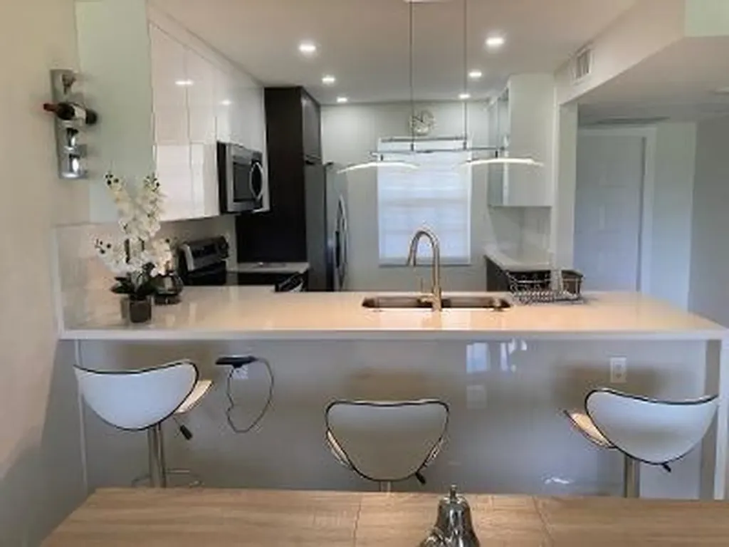 565 Oaks Lane Pompano Beach FL 33069