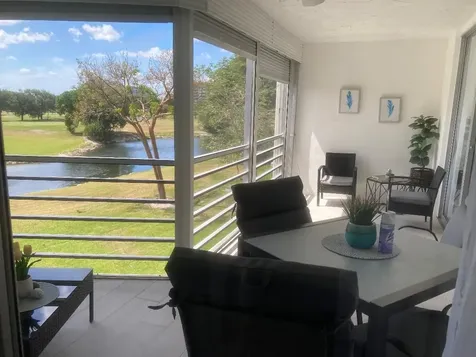 565 Oaks Lane Pompano Beach FL 33069