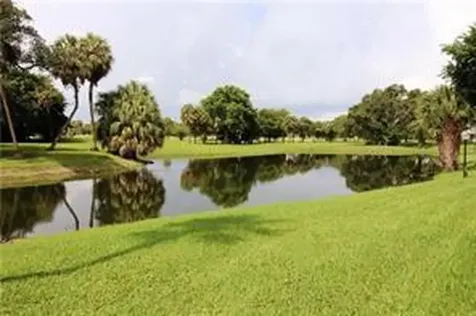 565 Oaks Lane Pompano Beach FL 33069