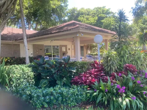 565 Oaks Lane Pompano Beach FL 33069