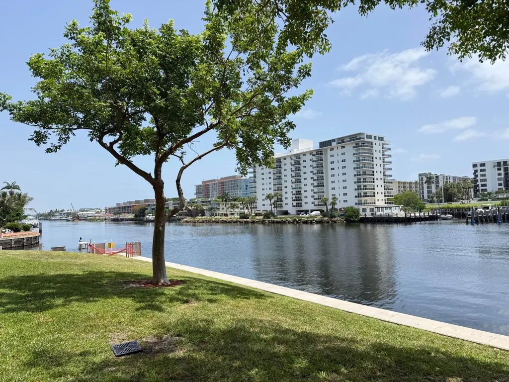 3180 NE 48th Court Lighthouse Point FL 33064