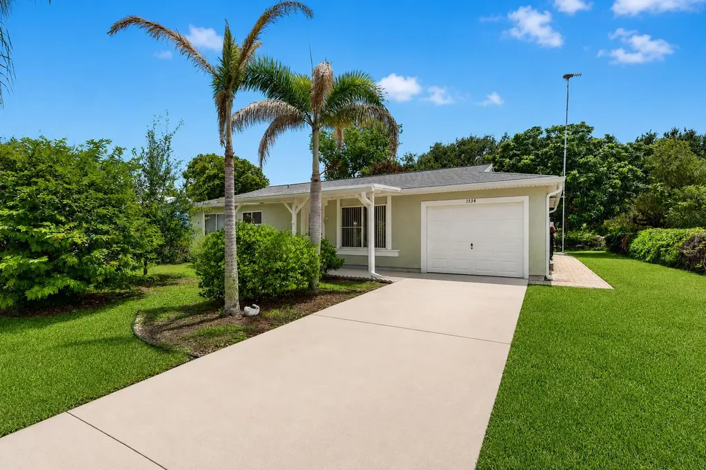 1334 SE Vestridge Lane Port St Lucie FL 34952