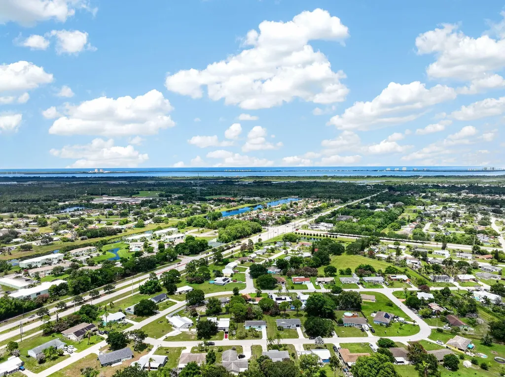 1334 SE Vestridge Lane Port St Lucie FL 34952