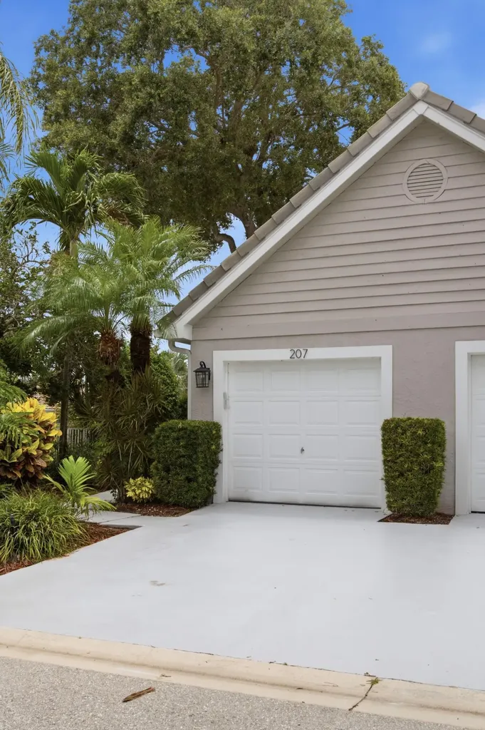 207 Woodsmuir Court Palm Beach Gardens FL 33418