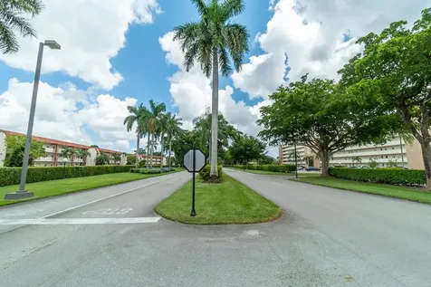 9823 S Hollybrook Lake Drive Pembroke Pines FL 33025