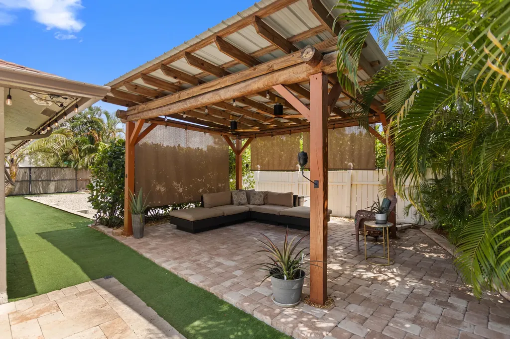 4050 NW 7th Lane Delray Beach FL 33445