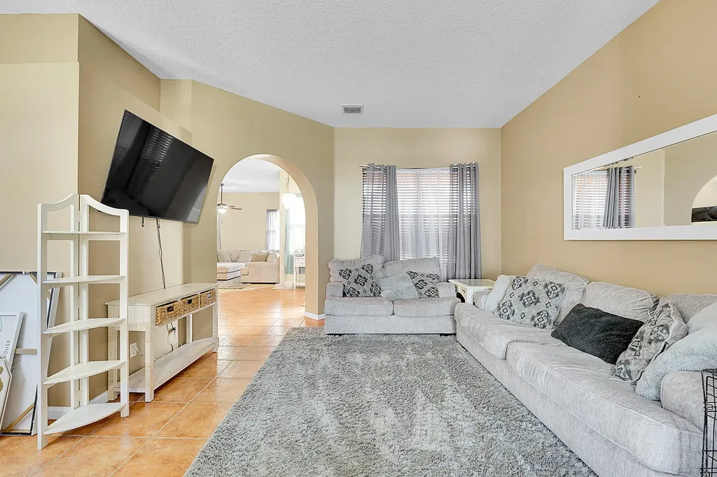 6173 NW East Deville Circle Port St Lucie FL 34986