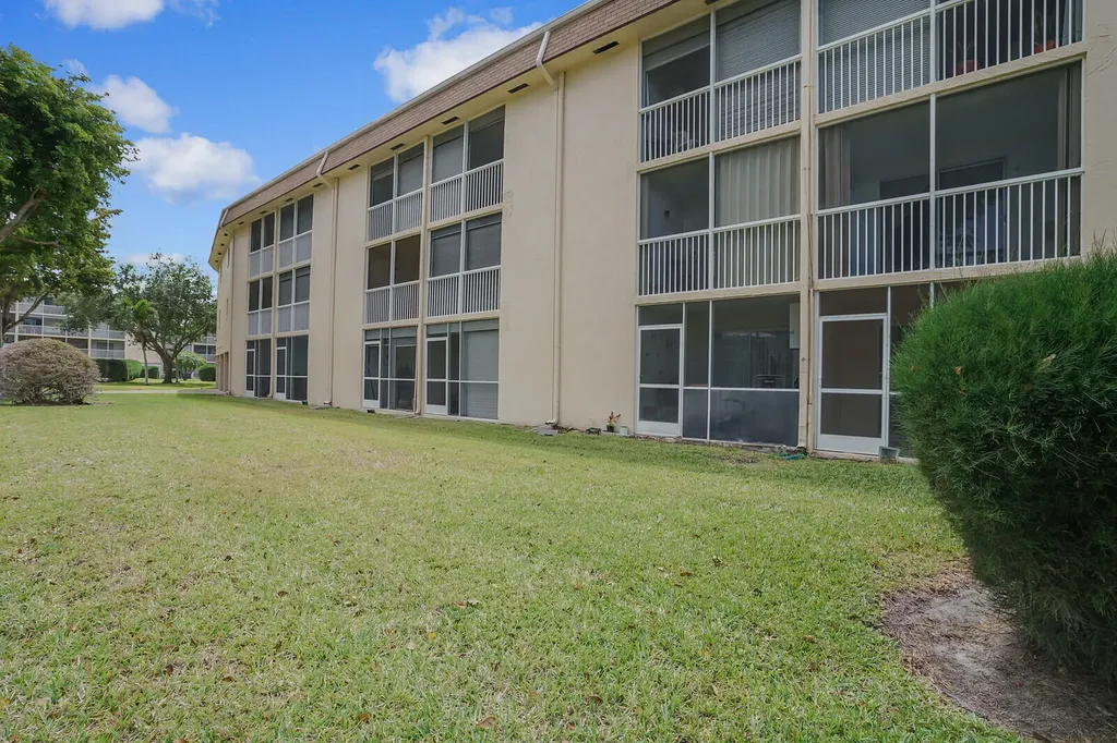 400 Village Green Circle W Palm Springs FL 33461