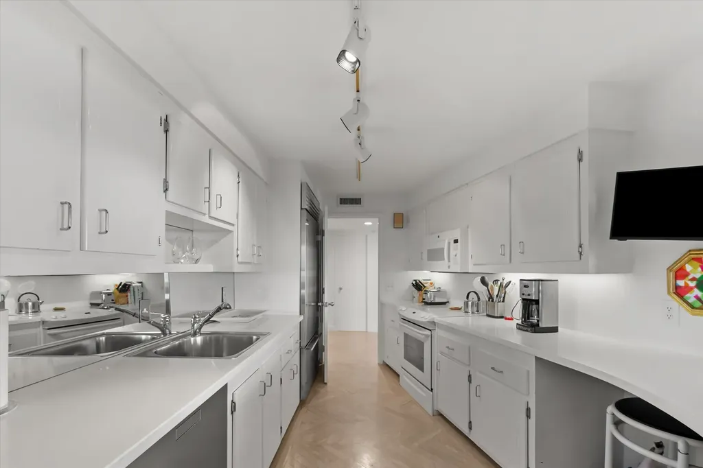 100 Sunrise Avenue Palm Beach FL 33480