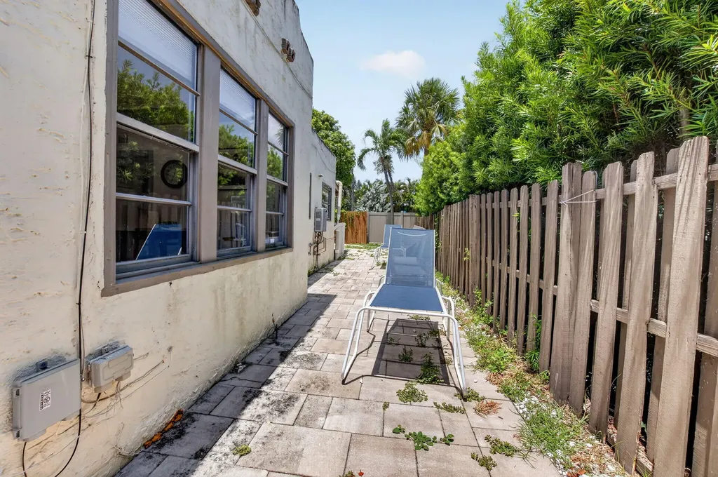 806 NE 2nd Avenue Delray Beach FL 33444