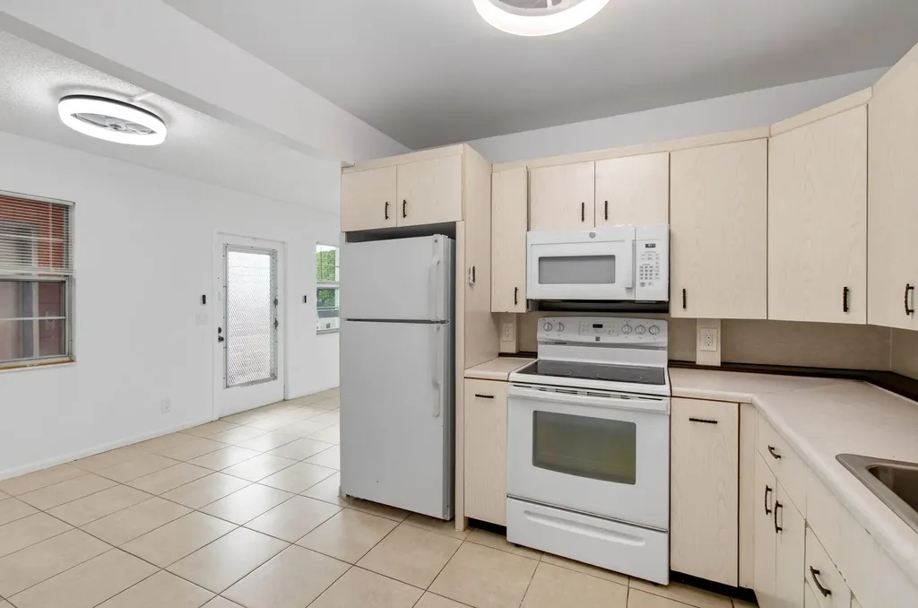 4028 Hythe B Boca Raton FL 33434