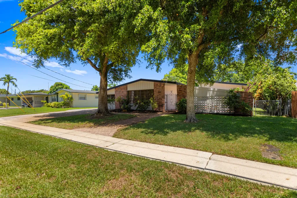 880 E Acre Drive Plantation FL 33317