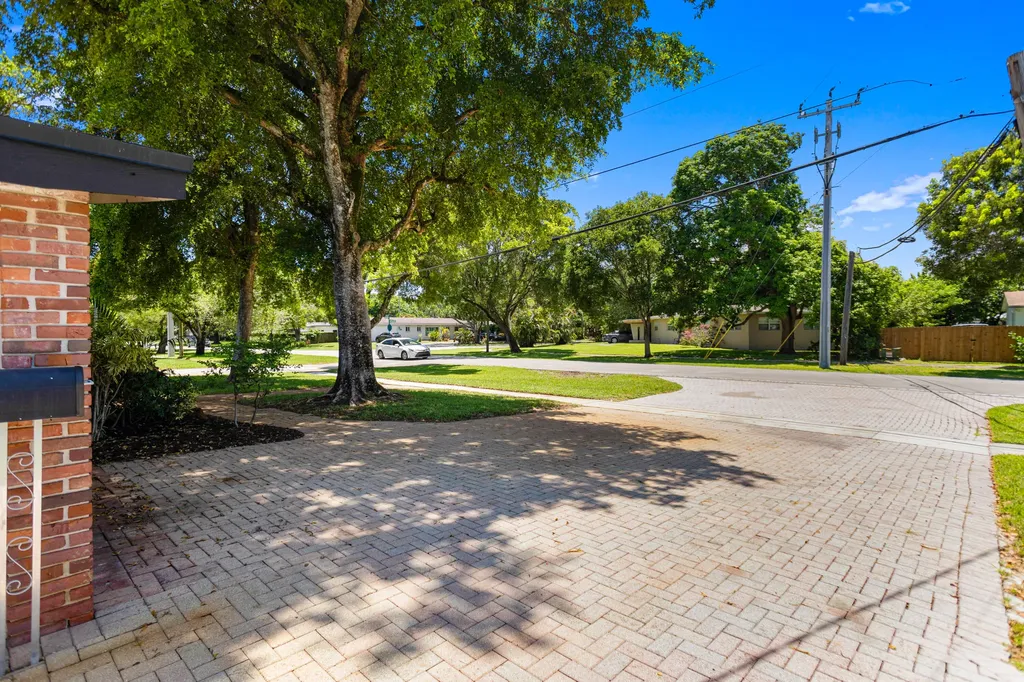 880 E Acre Drive Plantation FL 33317
