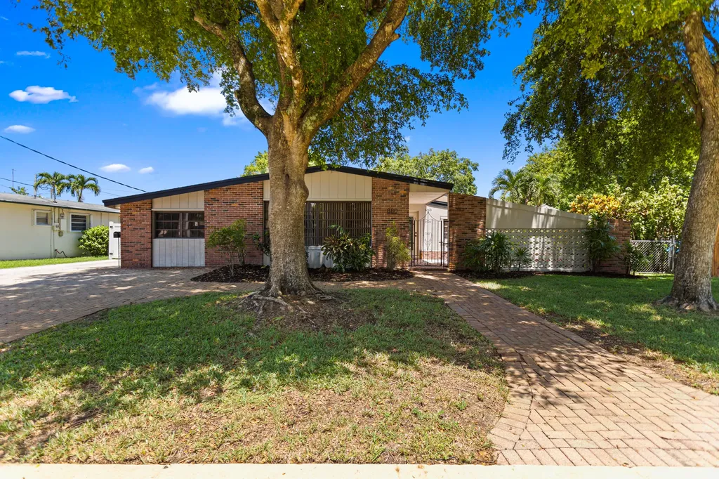 880 E Acre Drive Plantation FL 33317