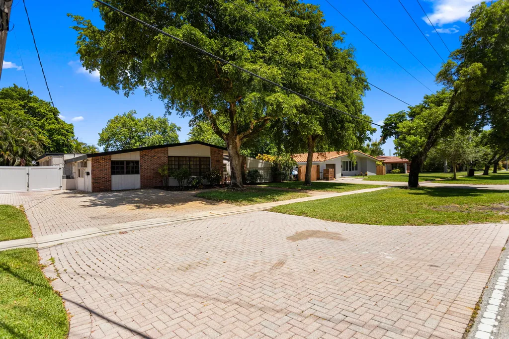 880 E Acre Drive Plantation FL 33317