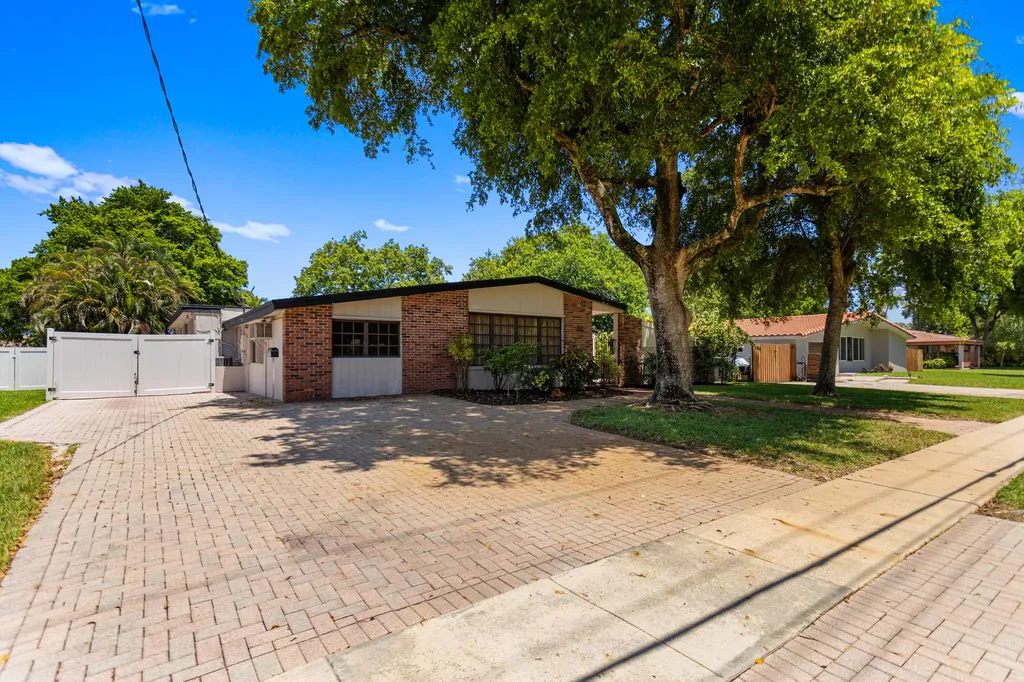 880 E Acre Drive Plantation FL 33317