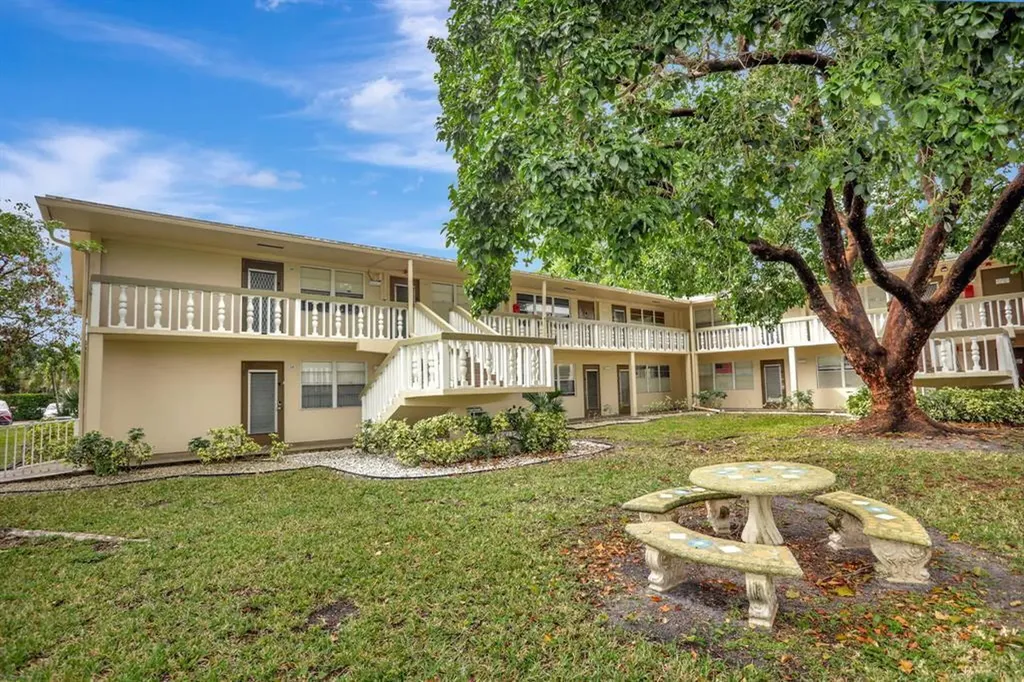 237 Farnham J Deerfield Beach FL 33442