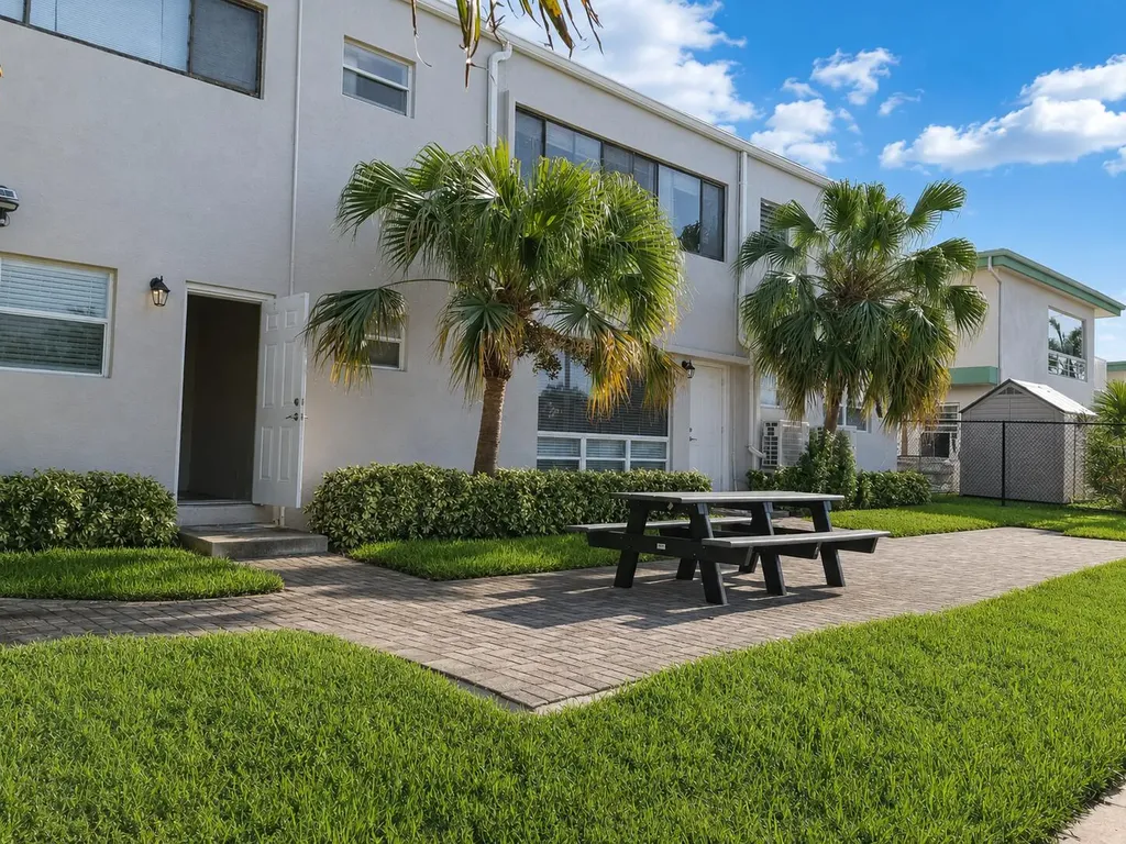 2621 NE 1st Street Pompano Beach FL 33062