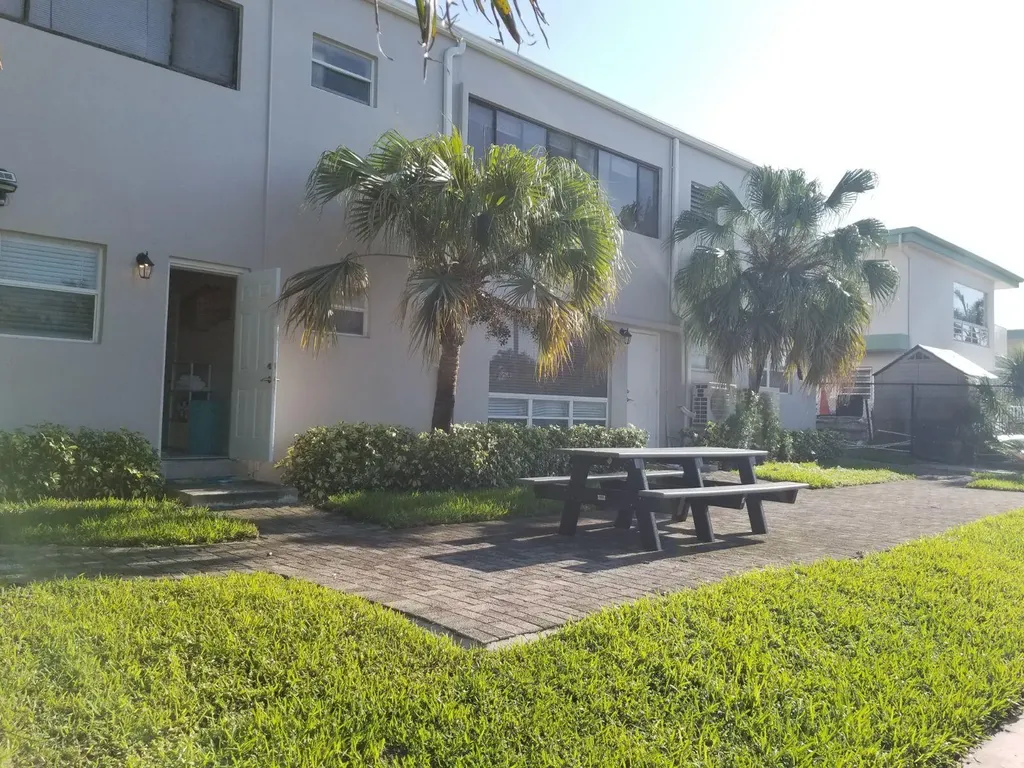 2621 NE 1st Street Pompano Beach FL 33062