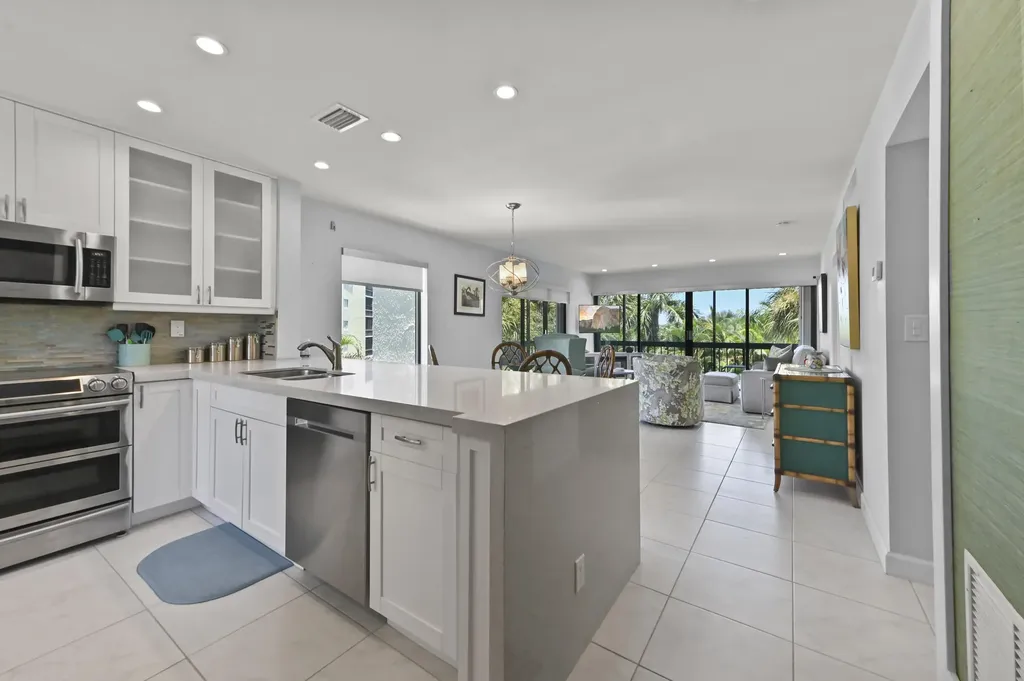 2550 Presidential Way West Palm Beach FL 33401