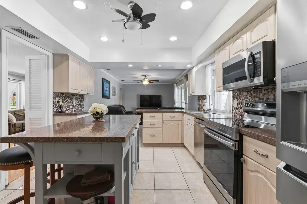7381 SW 9th Street Plantation FL 33317