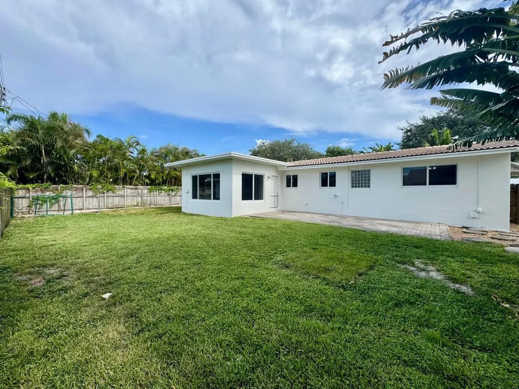 924 SE 8th Court Deerfield Beach FL 33441