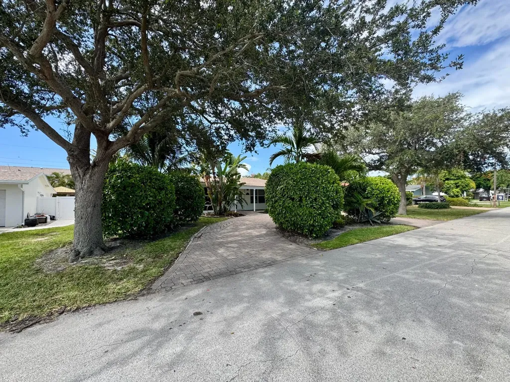 924 SE 8th Court Deerfield Beach FL 33441