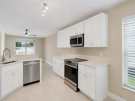 962 E 13th Square Vero Beach FL 32960