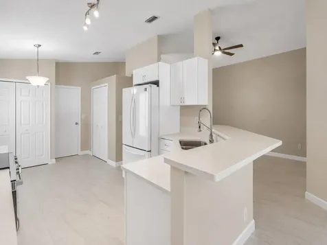 962 E 13th Square Vero Beach FL 32960