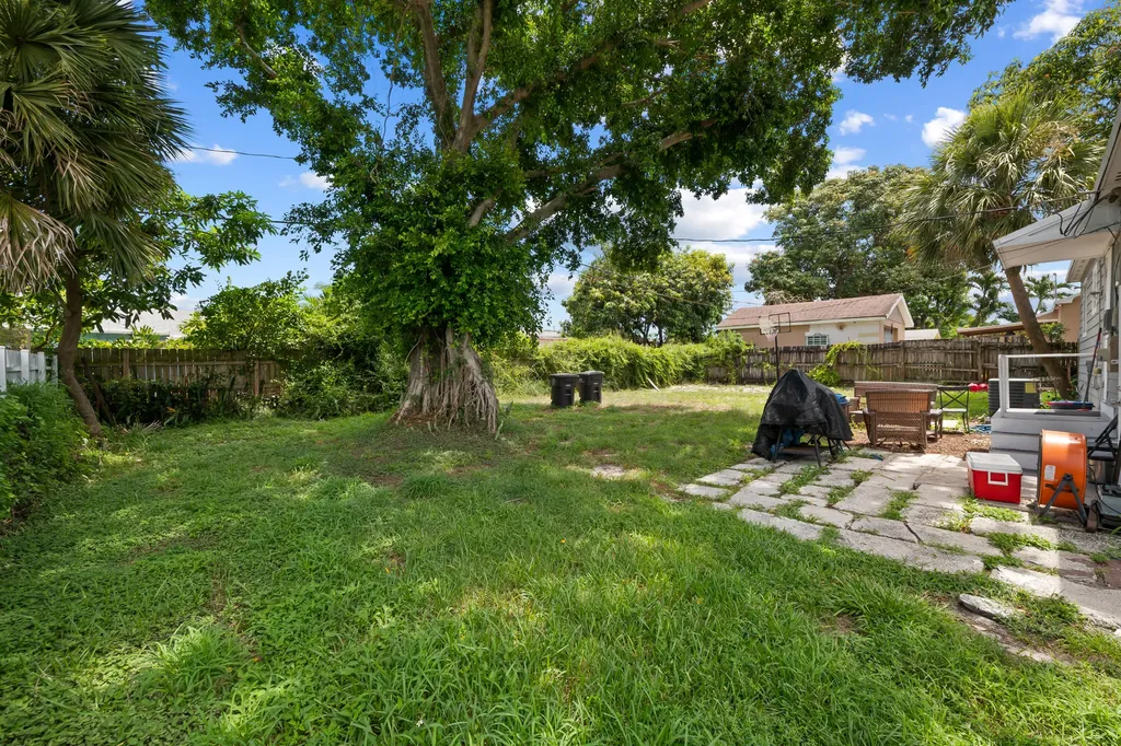 947 43rd Street West Palm Beach FL 33407