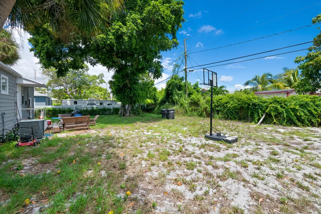 947 43rd Street West Palm Beach FL 33407