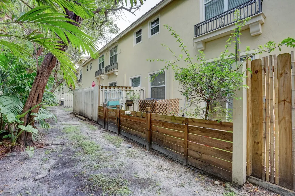 2851 W Prospect Road Tamarac FL 33309