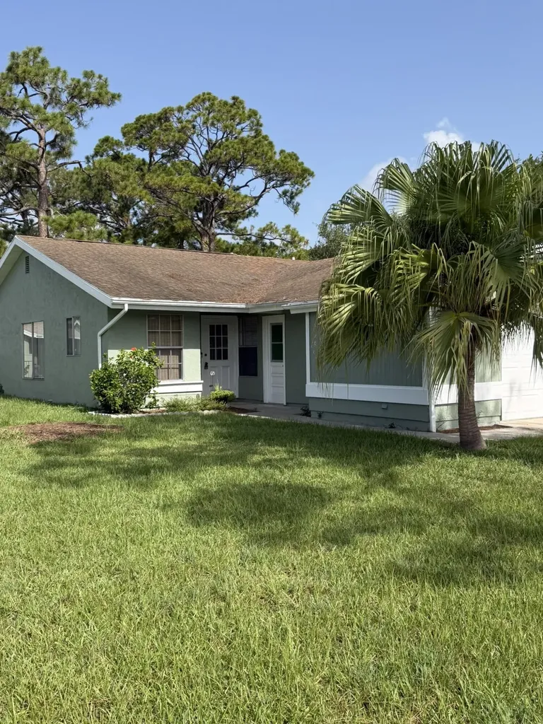 1720 SE Linpark Court Port St Lucie FL 34952
