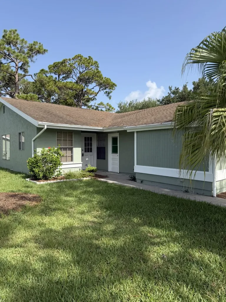 1720 SE Linpark Court Port St Lucie FL 34952