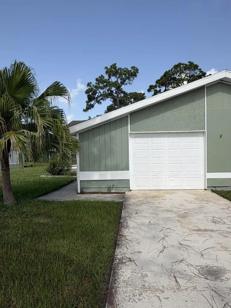 1720 SE Linpark Court Port St Lucie FL 34952