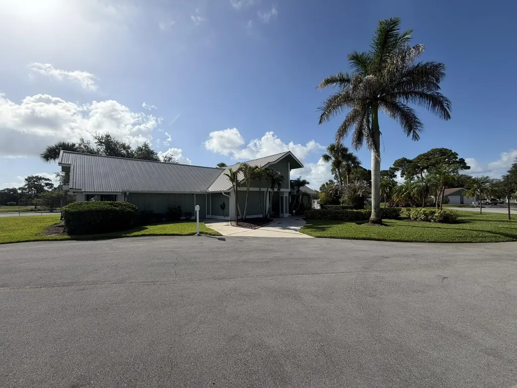 1720 SE Linpark Court Port St Lucie FL 34952